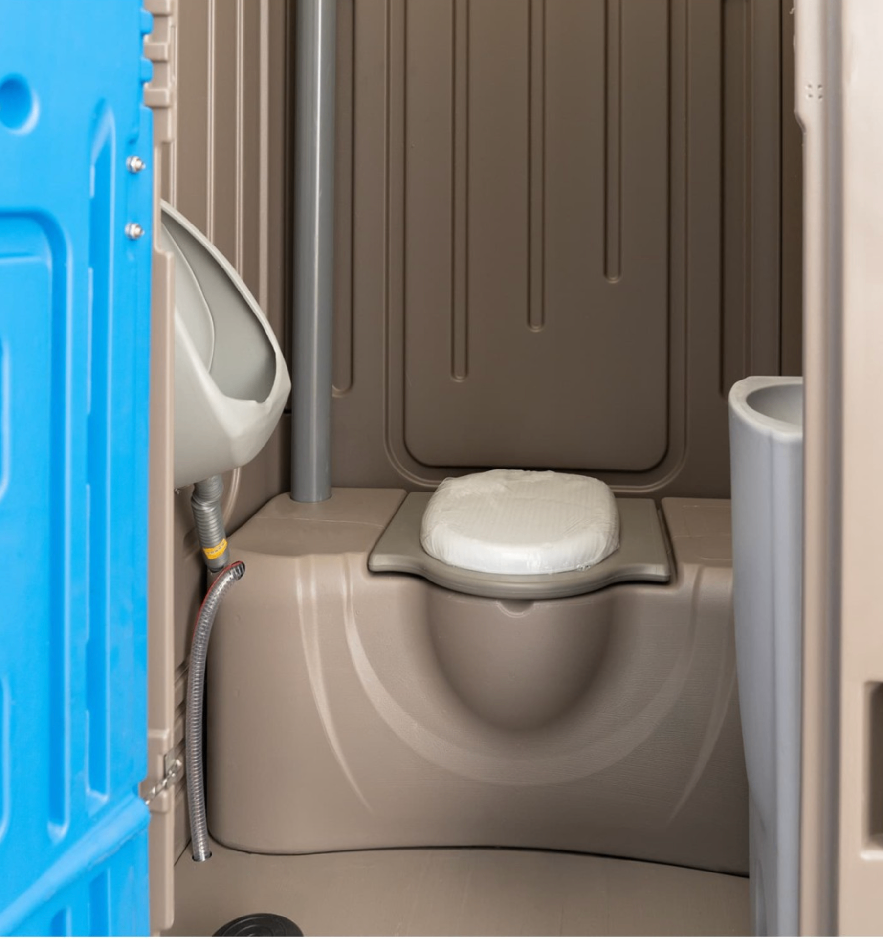 Interior de un baño químico de Asturias WC con lavamanos y urinario